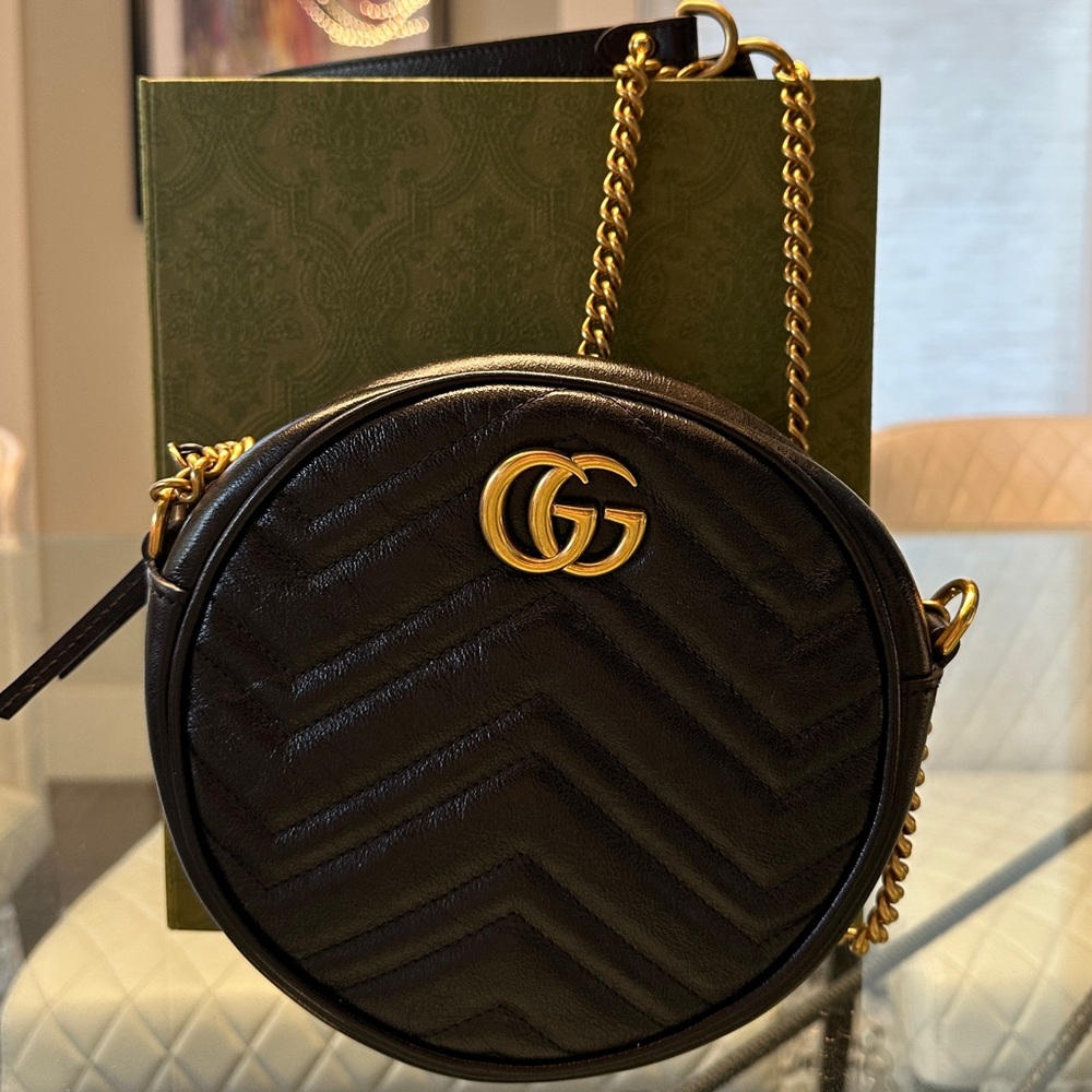 Gucci Miramont round Crossbody Black w/ gold hardware chain bag 8 in  diameter.